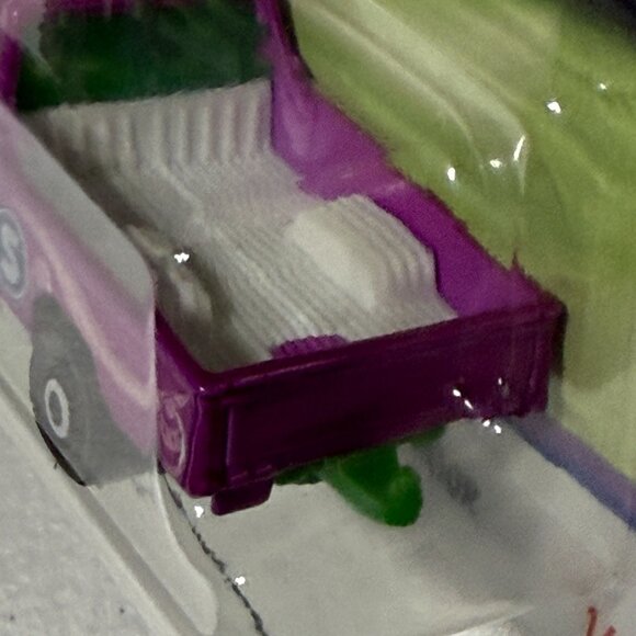 Matchbox ’62 Nissan Junior DOTS Candy Truck | Candy Series 1/6 | New on Card - Picture 4 of 6